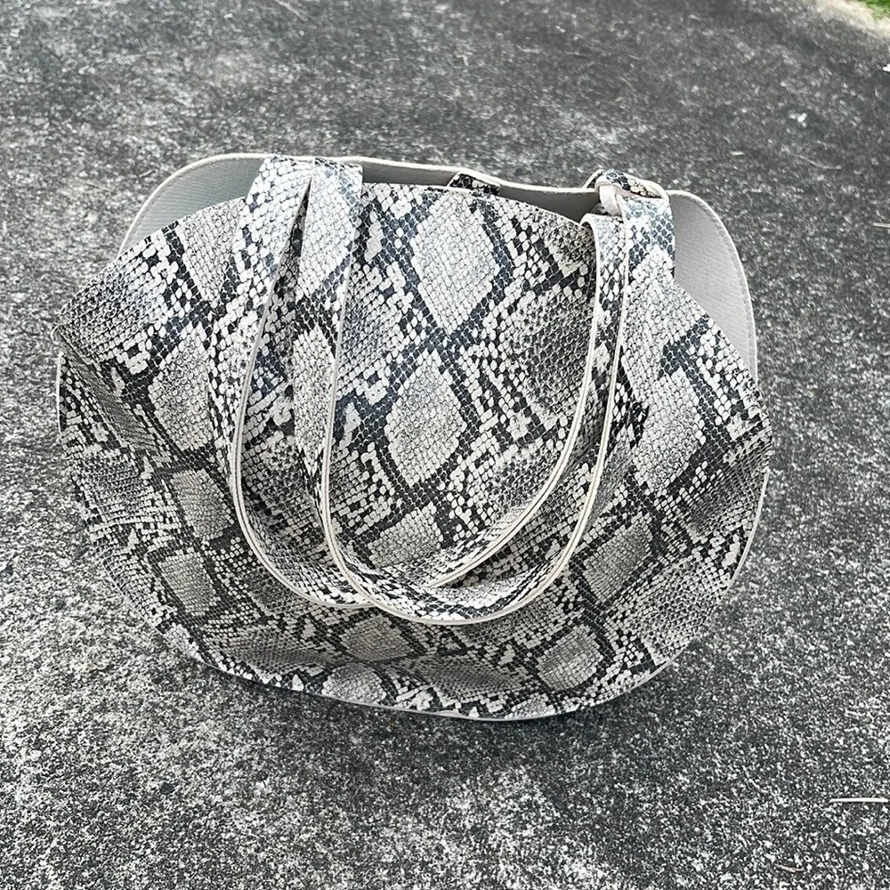 Snake Print Grey/White ite Round Tote with matching tassel